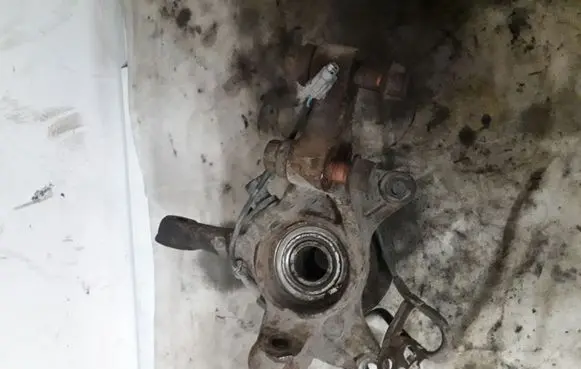 Toyota Avensis Verso Front wheel hub spindle knuckle