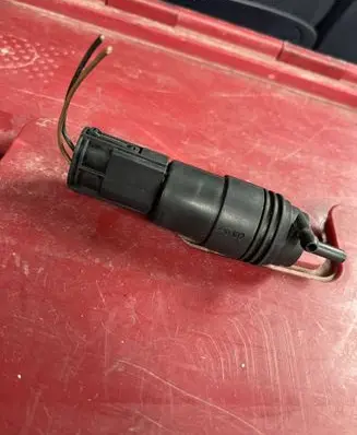 BMW 5 E39 Windscreen/windshield washer pump 67128360244
