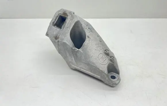 BMW 8 G15 Engine mounting bracket 6876212