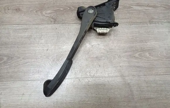 Volvo V70 Accelerator throttle pedal 30683516
