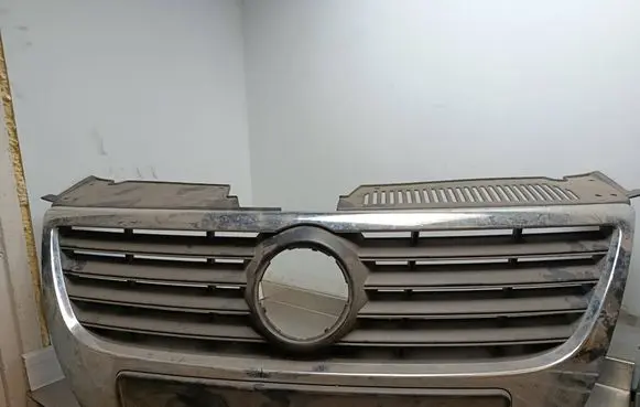 Volkswagen Passat Alltrack Front bumper upper radiator grill 3C0853651B