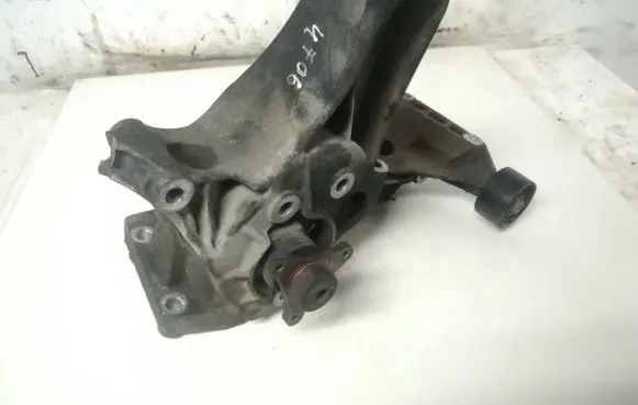 Volvo S40, V40 Engine mounting bracket 7700100712