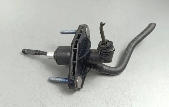 Suzuki SX4 S-Cross Clutch master cylinder 