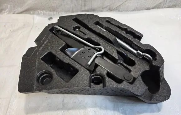 Opel Crossland X Spare wheel mounting bracket 39138951