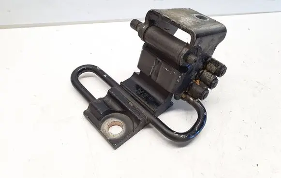 Volkswagen Touareg I Front door lower hinge 7L0831411