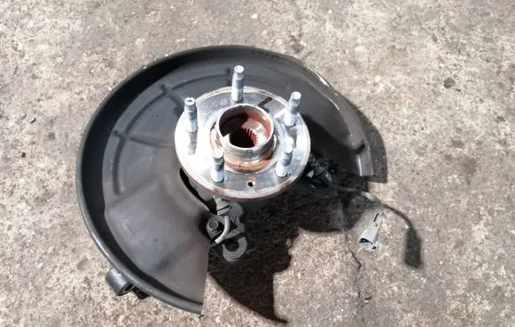 Buick Encore I Front wheel hub