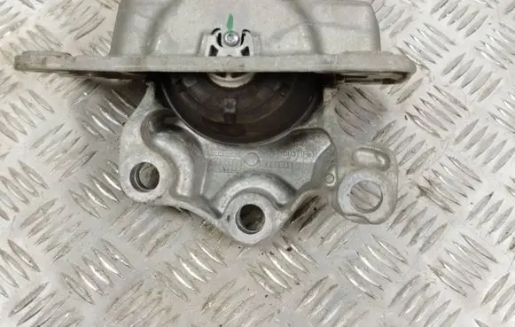 Volvo XC60 Engine mount bracket