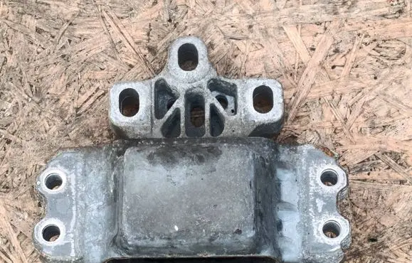 Engine mount bracket