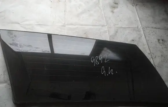 Mitsubishi Grandis Rear side window AS2