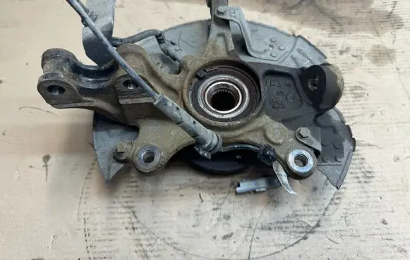 Peugeot 5008 II Front wheel hub 9830991480