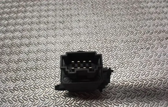 Volkswagen Transporter - Caravelle T5 Seat heating relay 1K0959772