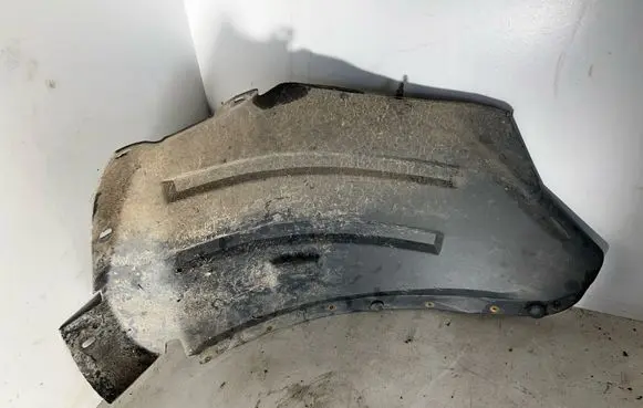 Front wheel arch liner splash guards