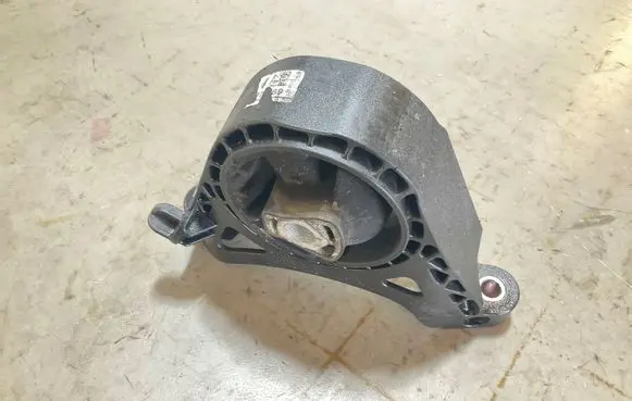 Opel Insignia A Engine mount bracket
