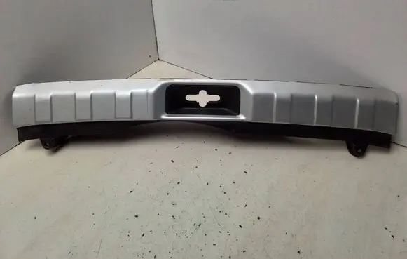 Trunk/boot sill cover protection