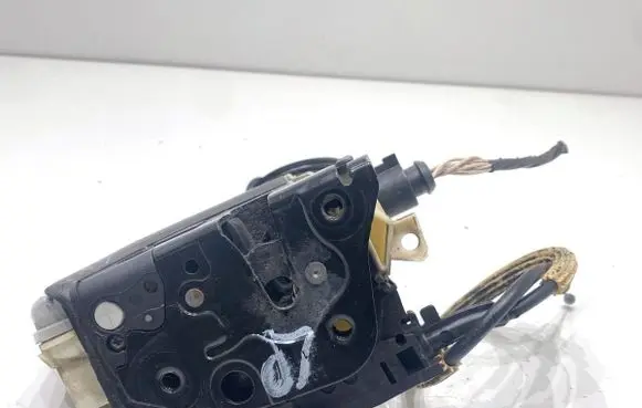 Volkswagen PASSAT B7 Front door lock 3C1837015A