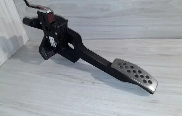 Opel Tigra B Accelerator throttle pedal 55351466