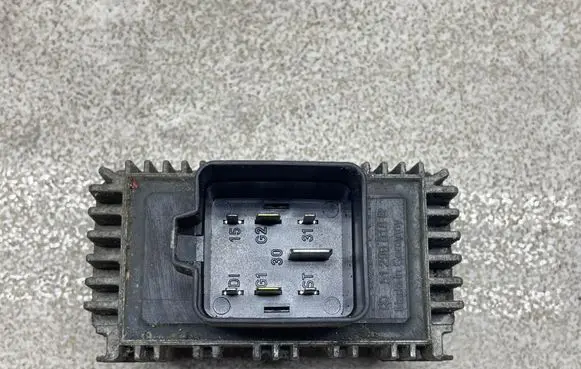 Opel Zafira B Glow plug pre-heat relay 55354141