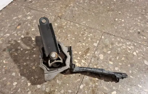 Volvo V60 Engine mount bracket 30748173 30671219