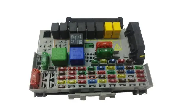 Opel Zafira A Fuse module 24431677