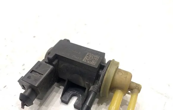 Volkswagen PASSAT B7 Fuel pressure regulator 1K0906627B