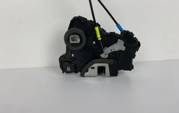 Toyota Avensis T270 Front door lock A046693