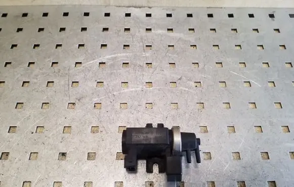 BMW 5 E39 Turbo solenoid valve 72279600 2247906
