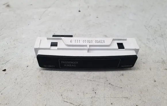 Toyota Avensis T270 Passenger airbag on/off switch 8395005010