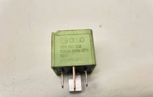 Skoda Octavia Mk2 (1Z) Other relay 4H0951253 M23136J0006X079