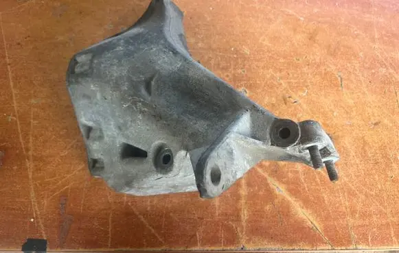 Volkswagen Polo V 6R Engine mounting bracket 03P199208