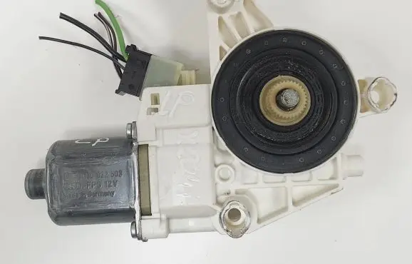 Mercedes-Benz GLK (X204) Front door window regulator motor A2048200142