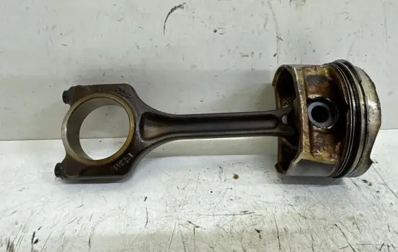 Peugeot 208 Piston with connecting rod