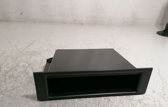 Suzuki Grand Vitara I Dashboard storage box/compartment 39182-70E5