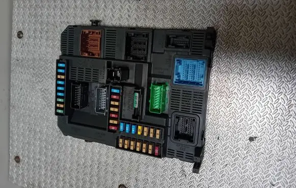 Peugeot 308 Fuse module 9807054180 E1111754 20170105