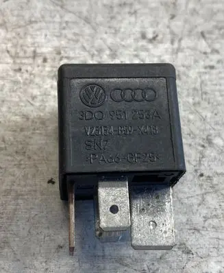 Volkswagen PASSAT B5 Other relay 3d0951253a