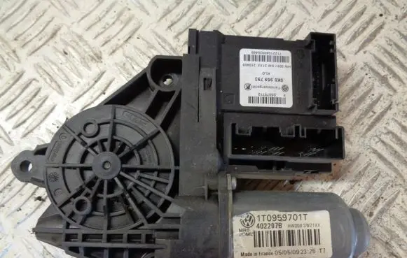 Volkswagen Caddy Front door window regulator motor 1T0959701T 5K0959793