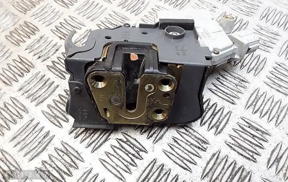 Nissan X-Trail T30 Front door lock 805533y510