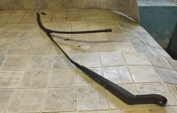 Peugeot 407 Front wiper blade arm
