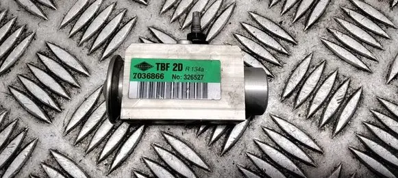 Volvo V70 Air conditioning (A/C) expansion valve 7036866