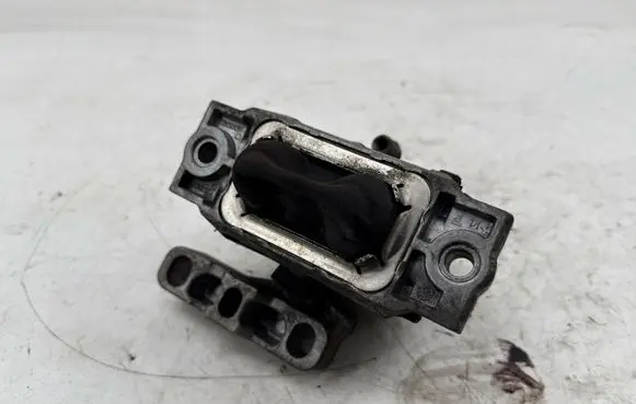 Volkswagen PASSAT B6 Engine mount bracket 1K0199262