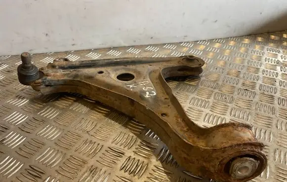 Opel Omega B2 Front lower control arm/wishbone 