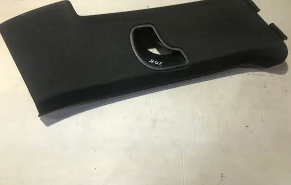 Volkswagen Touareg II Seat belt trim 7P0867823
