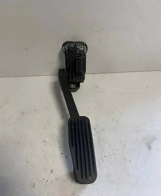 Accelerator throttle pedal