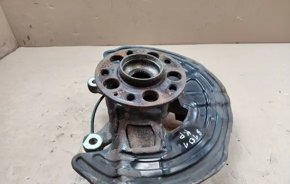 Mercedes-Benz CLA C117 X117 W117 Front wheel hub A2464210720