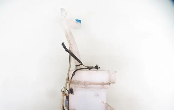 Suzuki Swift I Windshield washer fluid reservoir/tank 