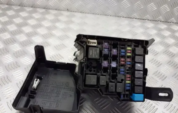Mazda 2 Fuse box cover D6516676Y