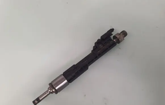 BMW 5 F10 F11 Fuel injector 13647597870