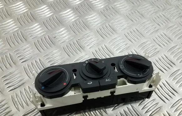 Skoda Fabia Mk2 (5J) Climate control unit 6J0820045A