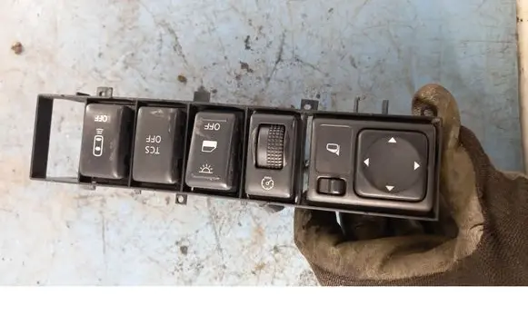 Nissan Quest Electric window control switch 