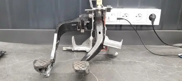 Volkswagen PASSAT B5 Brake pedal 