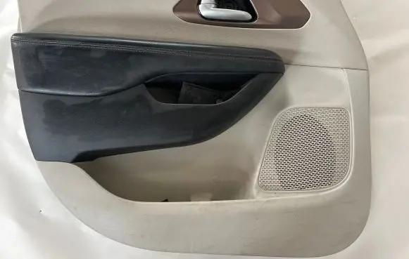Chrysler Pacifica Front door card panel trim 5RP552D2AG 033574869